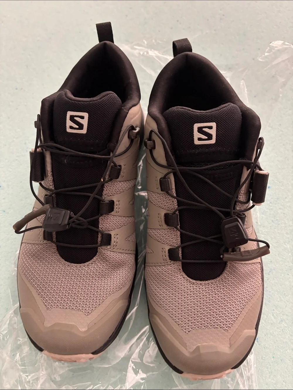 Salomon Women's Athletic Trail Shoes in Light Gray and Black Size 5
